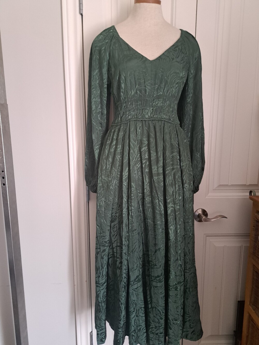 TAYLOR  Long Sleeve V-Neck Maxi Dress GREEN embossed smocked lined flowy Small